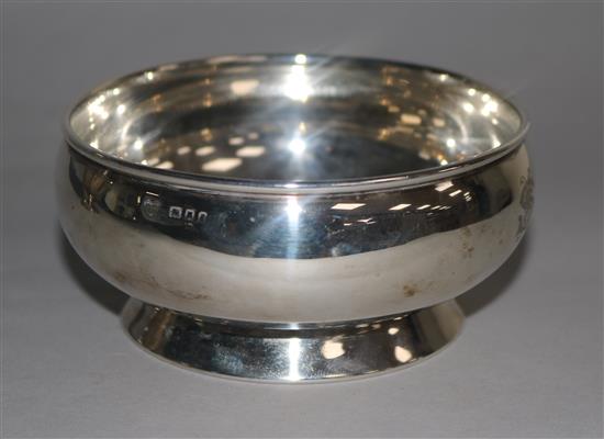 A plain circular silver bowl, makers Goldsmiths & Silversmiths Co, London, 1921, 4 oz.